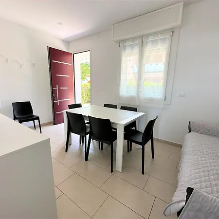 Bright Flat With Shared Pool 아파트