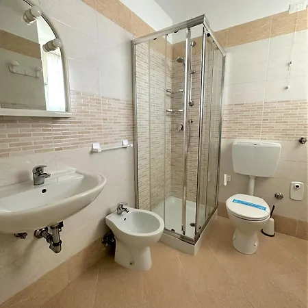 Bright Flat With Shared Pool *