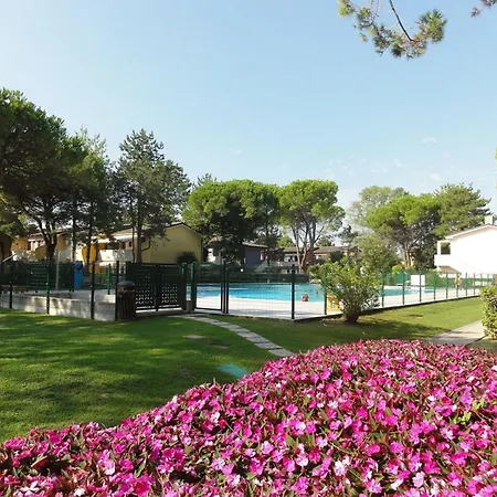Bright Flat With Shared Pool 비비오네