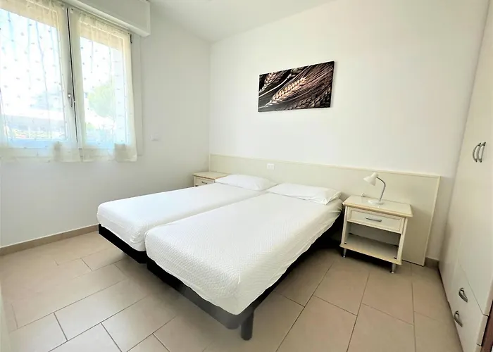 Bright Flat With Shared Pool