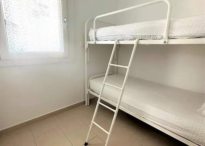 Bright Flat With Shared Pool