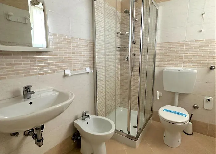 Bright Flat With Shared Pool *