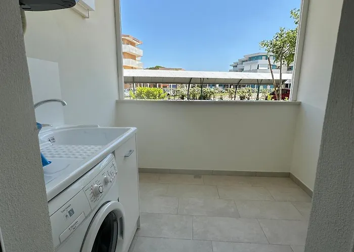 Bright Flat With Shared Pool 아파트 비비오네